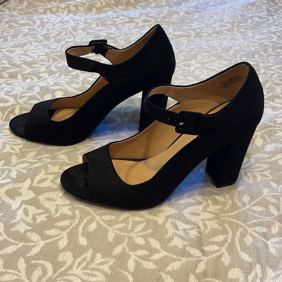 Heels - Picture 3 of 4